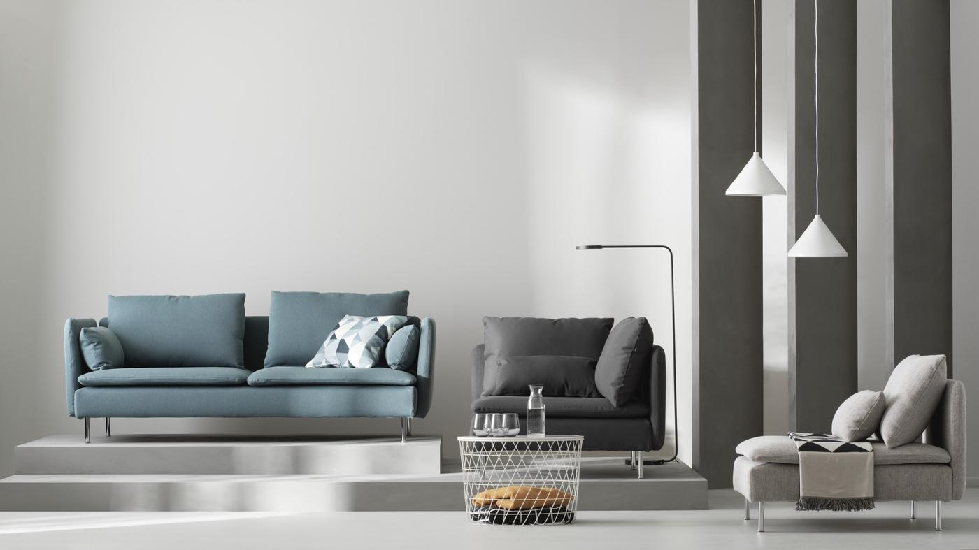 Plusieurs canapés SÖDERHAMN exposés