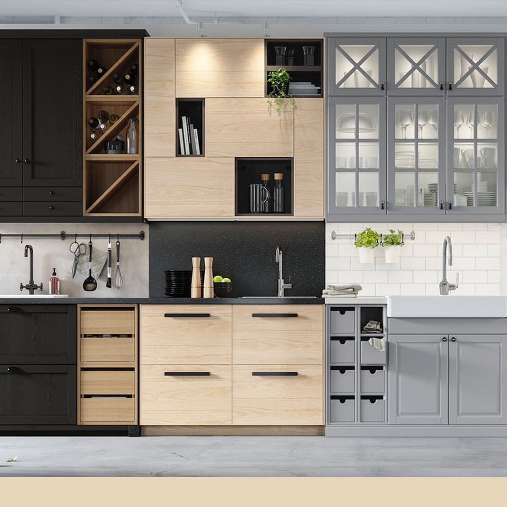 Plusieurs finitions de cuisine, une noire, une bois et une grise, au style traditionnel et moderne.