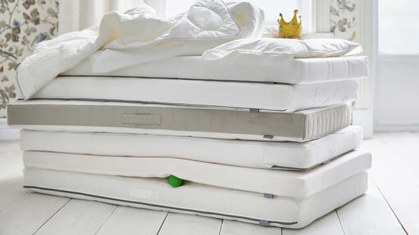 Plusieurs matelas empilés et sur le dessus, une petite couronne