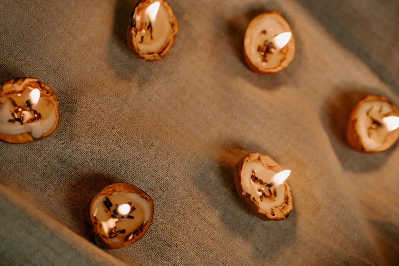 Plusieurs petites bougies allumées