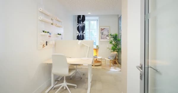 Plusieurs photos qui montrent l'aménagement d'un espace de formation dans des bureaux professionnels.