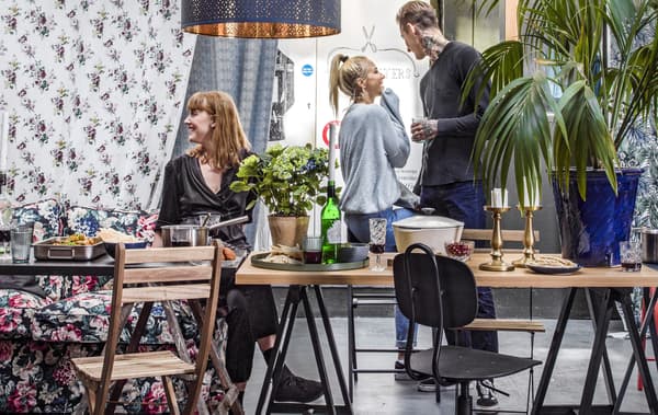 Plusieurs tables et chaises de salle à manger avec des personnes en pleine discussion.