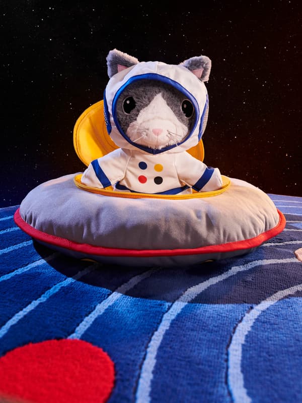 Plyšová hračka AFTONSPARV v lietajúcom tanieri AFTONSPARV.