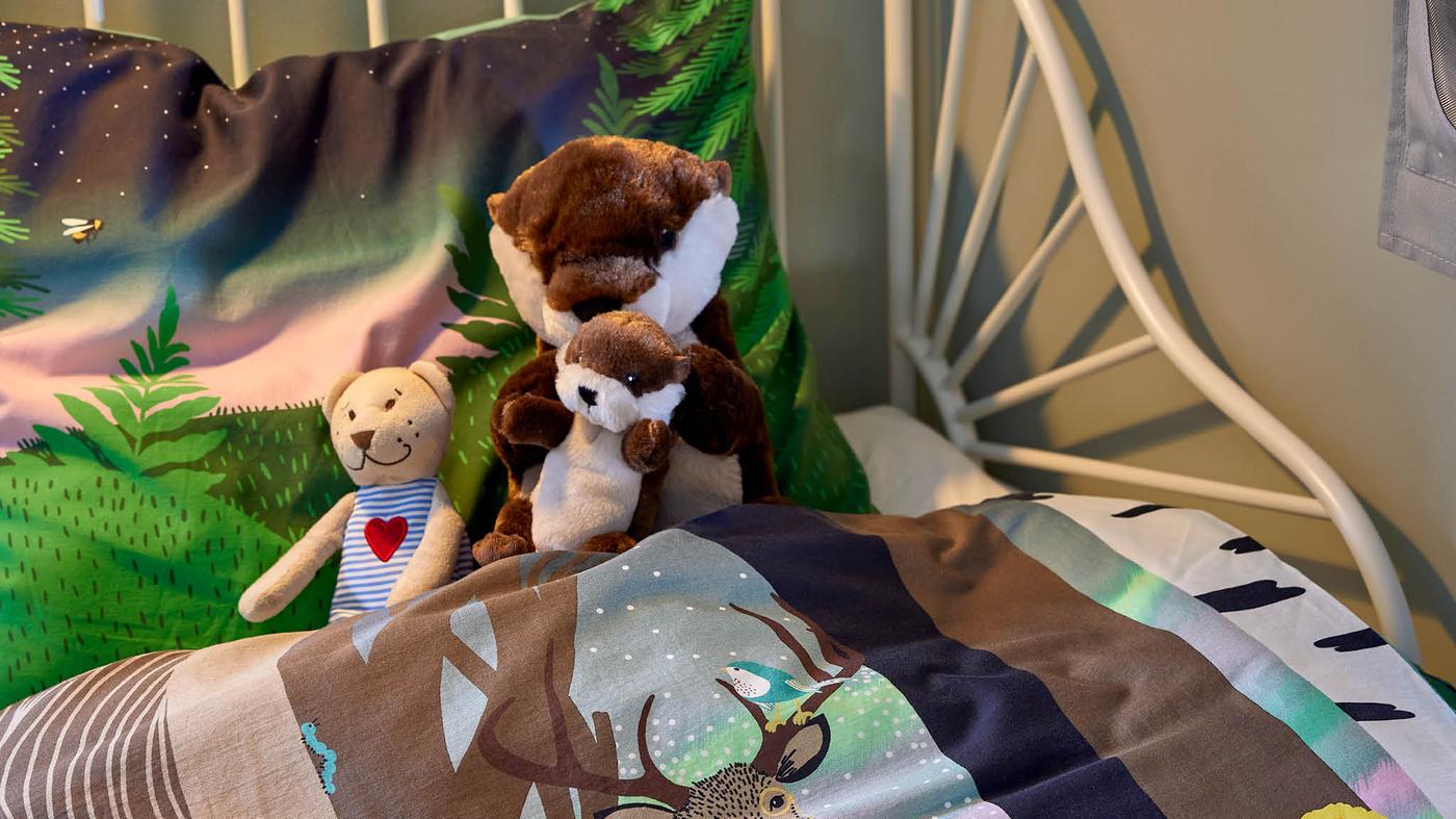 Plyšová vydra SKOGSDUVA a medvedík FABLER BJÖRN v posteli s nastaviteľnou dĺžkou MINNEN.