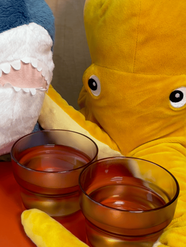 Plyšové hračky chobotnica a žralok s pohármi.