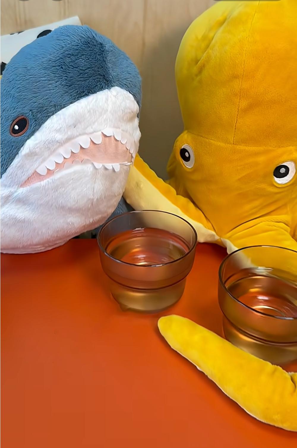 Plyšové hračky chobotnice a žralok.