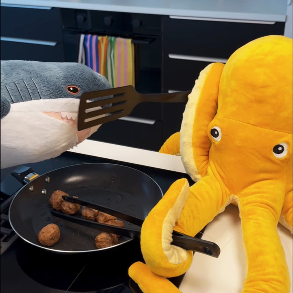 Plyšové hračky chobotnice a žralok společně vaří masové kuličky.