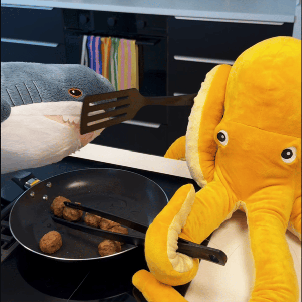 Plyšové hračky v podobe chobotnice a žraloka spoločne varia mäsové guľky.