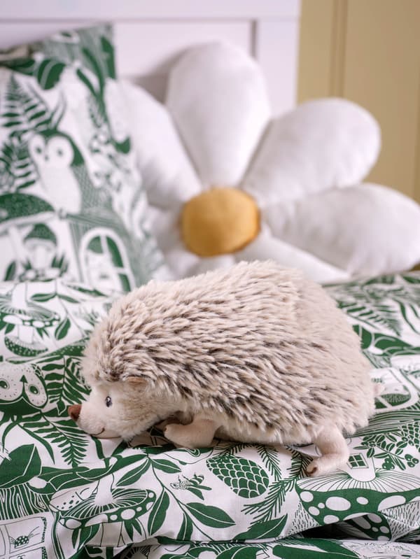 Plyšový ježko SKOGSDUVA na obliečkach SKOGSDUVA.