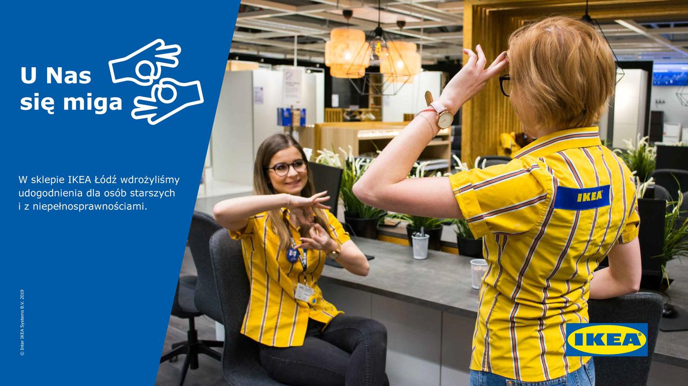 Po lewej stronie grafika z napisem "U nas się miga", po drugiej dwie migające kobiety pracowniczki sklepu IKEA