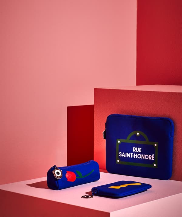 Pochettes souples bleues pour fournitures de bureau et tablettes électroniques, avec un graphisme franc, sur des marches roses.