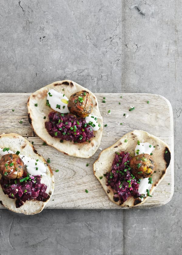 Pochúťka z pečenej repy so zeleninovými guľôčkami a chlebom naan.