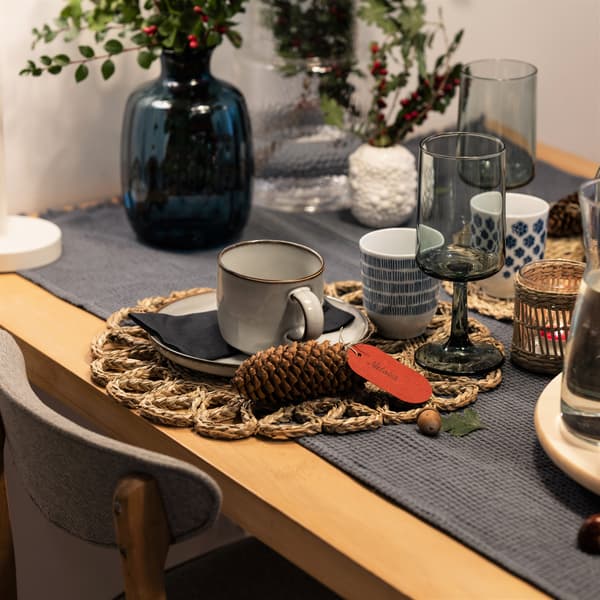 Podkałdaka z talerzem i kubkiem GLADELIG z czewona zawieszką.