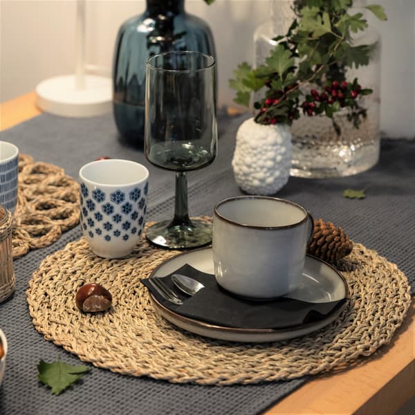 Podkładka pod talerz z kubkiem GLADELIG, kieliszkiem OMBONAD i mniejszym kubkiem ENTUSIASM.