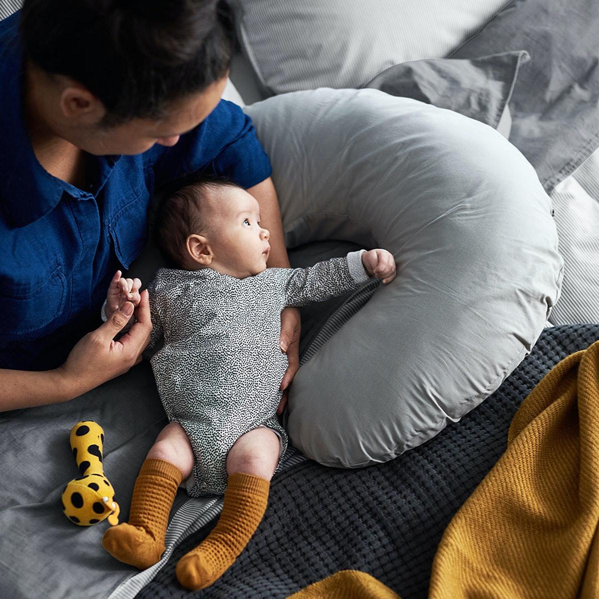 Poduszka LEN, na którym leży niemowlę