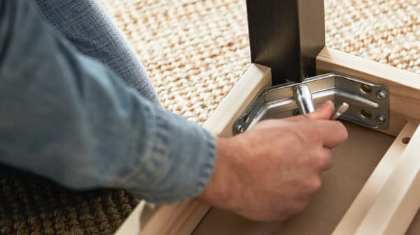 poersonne en train de monter un meuble