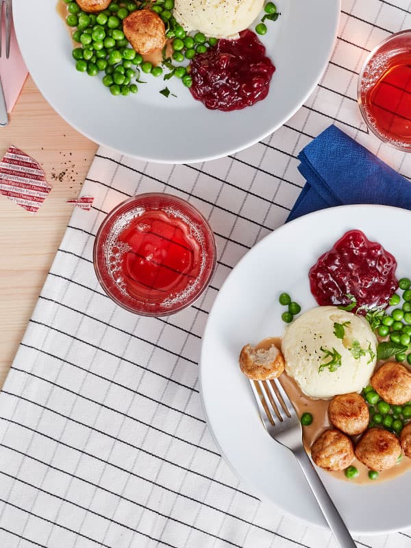 Pöydällä kaksi pyörykkäannosta ja juomalasit.