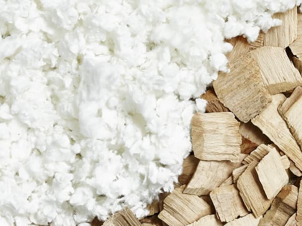 Pohľad zblízka na bavlnu a drevnú štiepku.