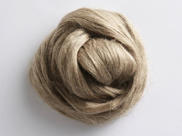 Pohľad zblízka na ľan stočený do klbka.