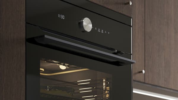 Pohled zblízka na mikrovlnnou troubu.