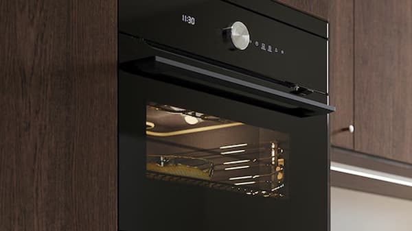 Pohled zblízka na vestavnou mikrovlnnou troubu.