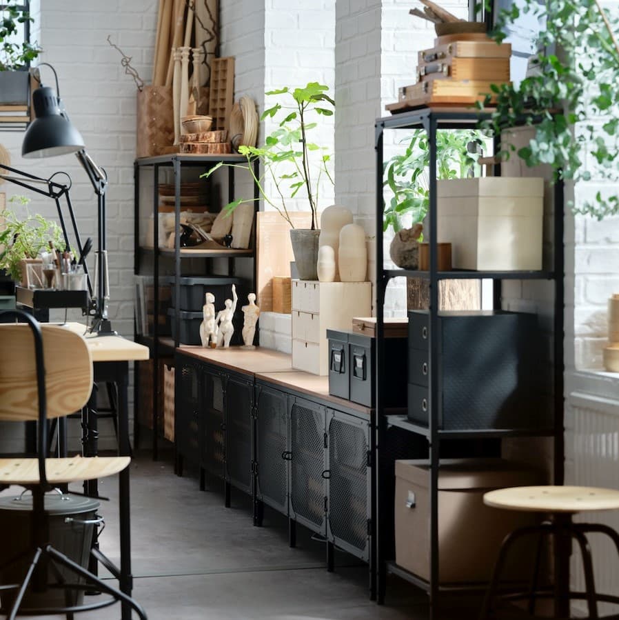 Pokój dzienny w stylu loftowym z meblami z serii FJÄLLBO.