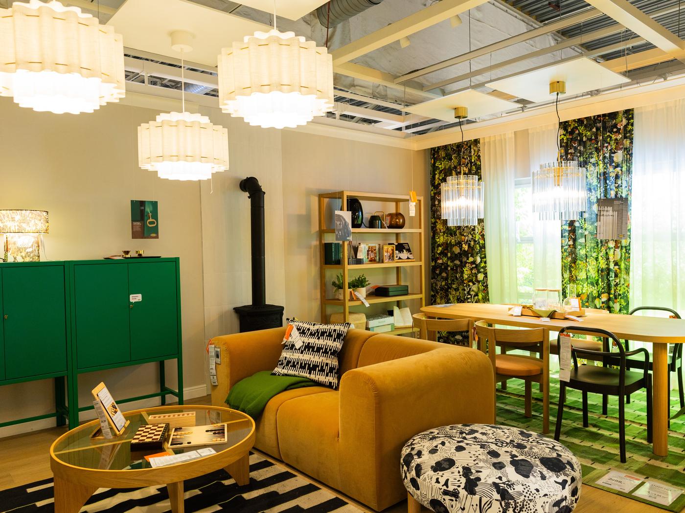 Pokój dzienny w zieleni i brązie