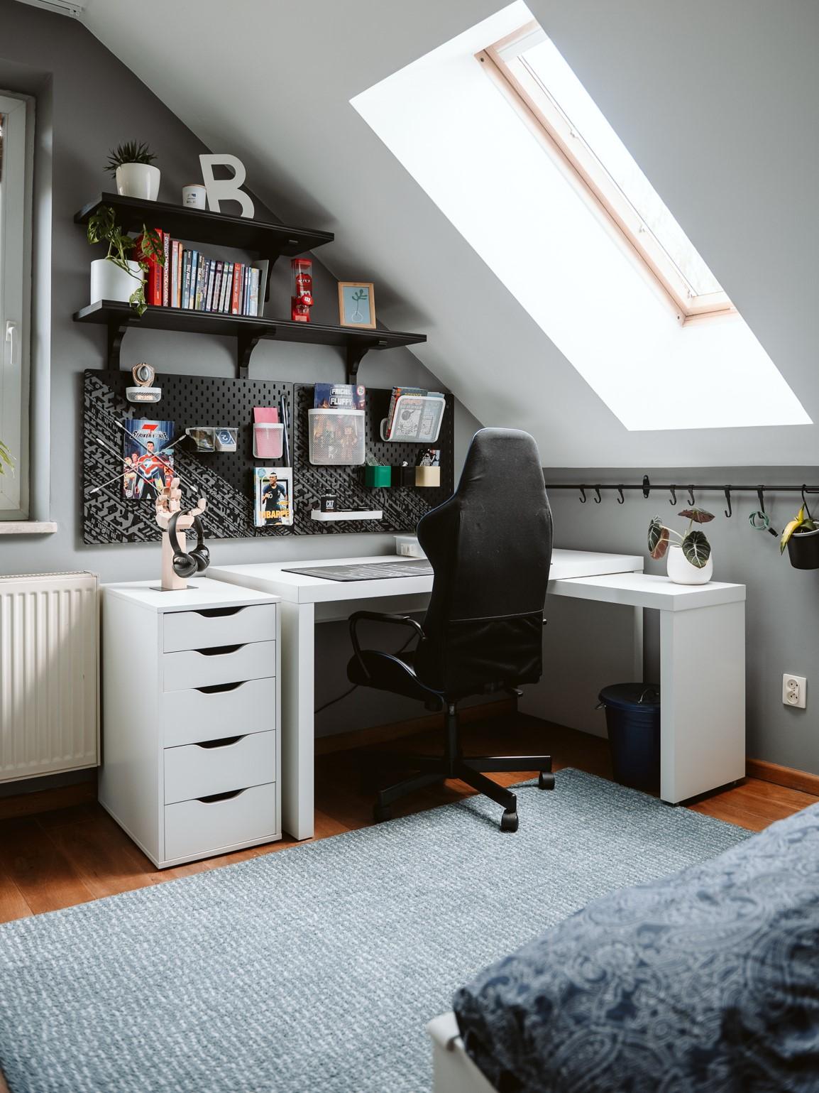 Pokój z dużym biurkiem dla chłopca