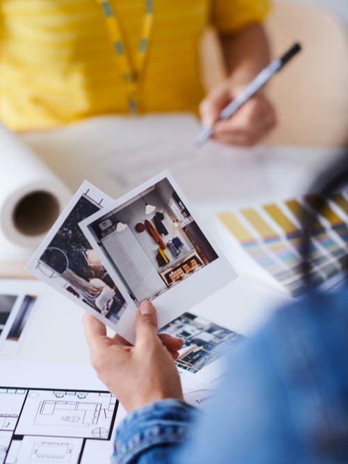 Покупатель и сотрудник IKEA рассматривают фотографии.
