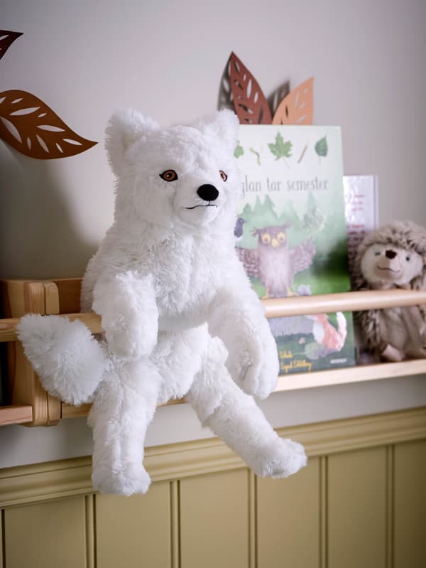 Polárna líška SKOGSDUVA na nástennom úložnom diele FLISAT.