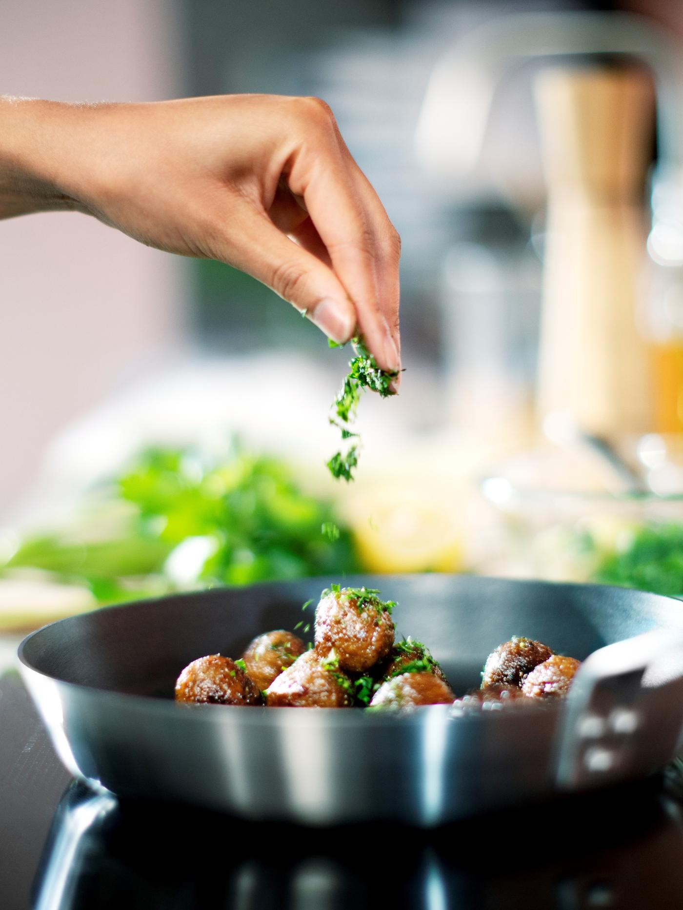 Polpette VegeTali e Quali HUVUDROLL cucinate in una padella IKEA 365+.