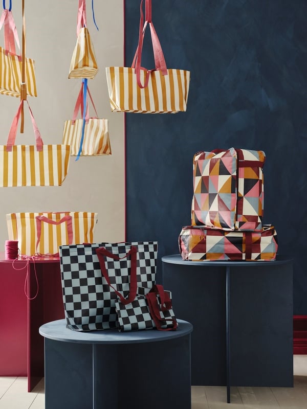 Półprzezroczyste pudełka do przechowywania RYKTA w różnych rozmiarach z różnymi przedmiotami w środku.