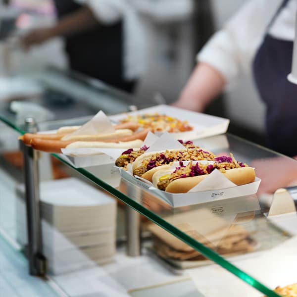 Pølser som er klar til servering i IKEA bistroen.