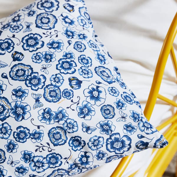 Polštář SÅNGLÄRKA s modro-bílým květinovým vzorem