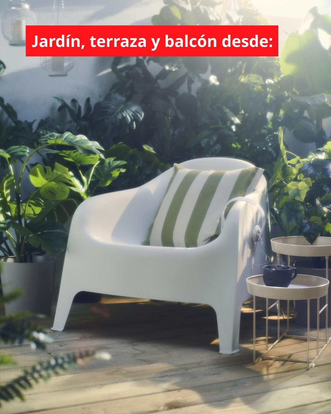 Poltrona de exterior blanca con cojín verde con blanco.