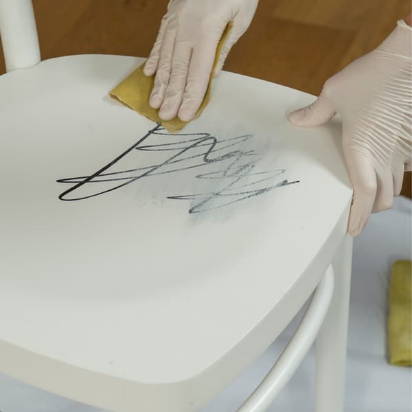 Poncez et nettoyez la chaise, et si nécessaire remplissez les rayures profondes avec un produit de remplissage approprié.