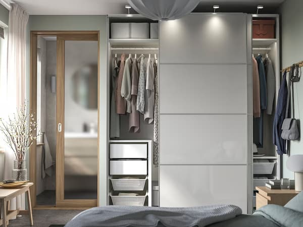 Pootvorená šatná skriňa s posuvnými dverami