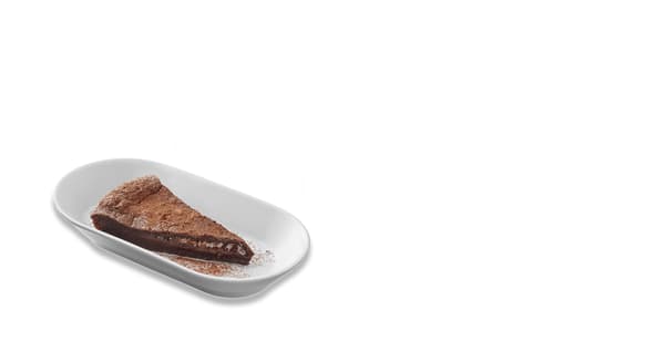 Porce čokoládového dortu kladkaka na oválném talířku