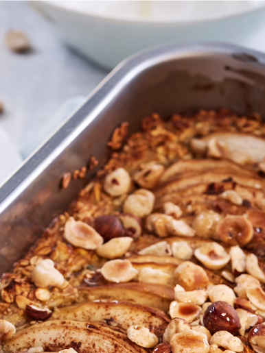 Porridge cuit au four avec des noisettes et de la pomme