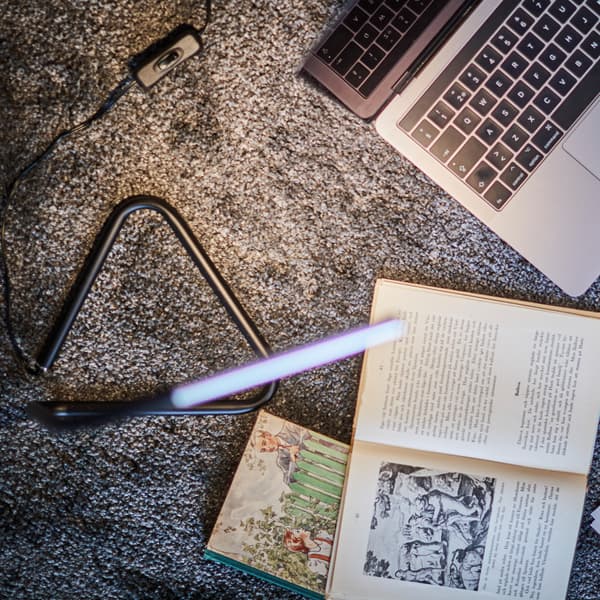 Porta la luce sempre con te: la lampada da lavoro a LED HÅRTE di IKEA emette una luce diretta e puoi spostarla in base alle tue esigenze.