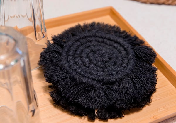 Porta vasos color negro sobre tabla.