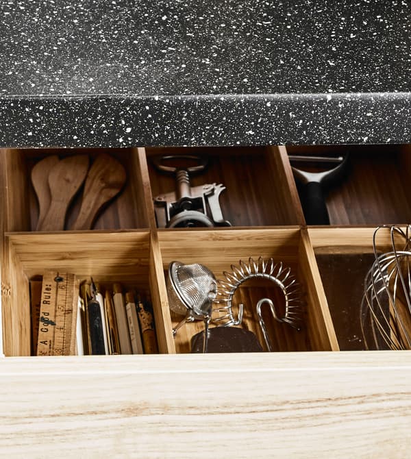 Portaposate in un cassetto con utensili da cucina e materiale da disegno - IKEA.