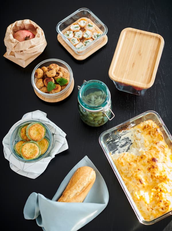 Portion de table avec un mix de pots, un plat à four et des boîtes de conservation IKEA 365+, tous remplis de différents aliments.