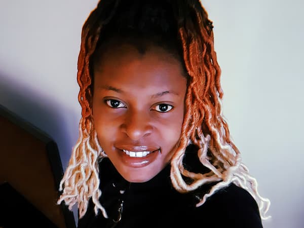 Portrait d’Esperance, réfugiée congolaise et collaboratrice IKEA Suisse, souriante.