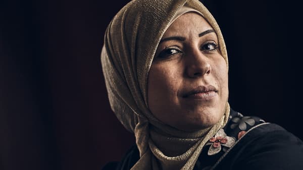 Portret Abeer Almnajed, švalje u društvenom preduzeću Jordan River Foundation, na crnoj pozadini.