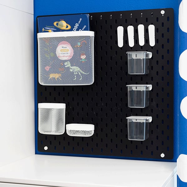 Портрет улыбающейся женщины в жёлтой полосатой футболке в детской комнате с двухъярусной кроватью