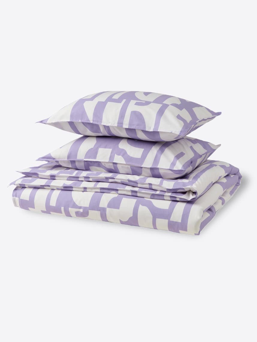 Pościel w fioletowy wzór.