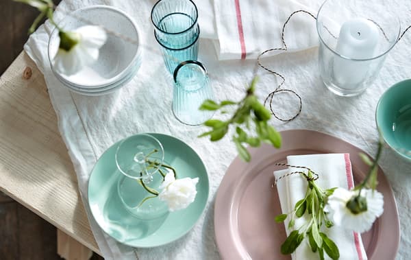 Pose les bases d’un décor qui sent bon l’été en habillant la table d’une nappe blanche, comme IKEA GULLMAJ!