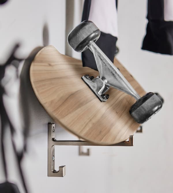 Posez vos planches de skate-board sur deux crochets.