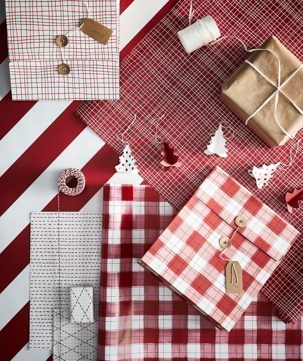 Poste d’emballage de cadeaux et ses accessoires: papiers de couleurs et de motifs variés, ficelles, ciseaux, étiquettes et boîtes-cadeaux.